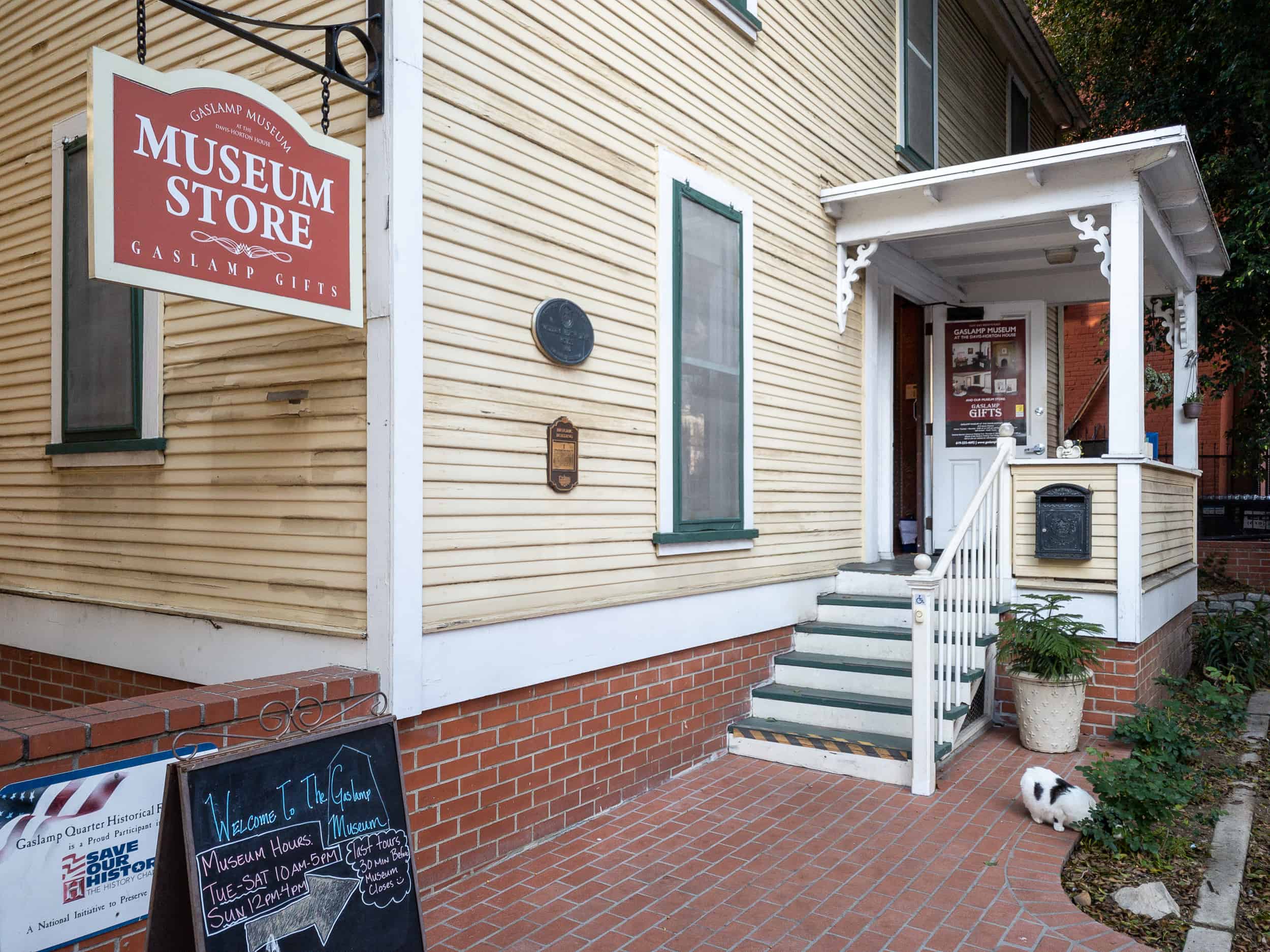 Shout House Gaslamp